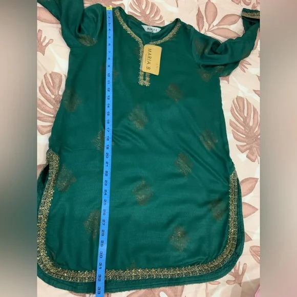 Green and Gold Embroidered Kurta Set - Picture 10 of 10